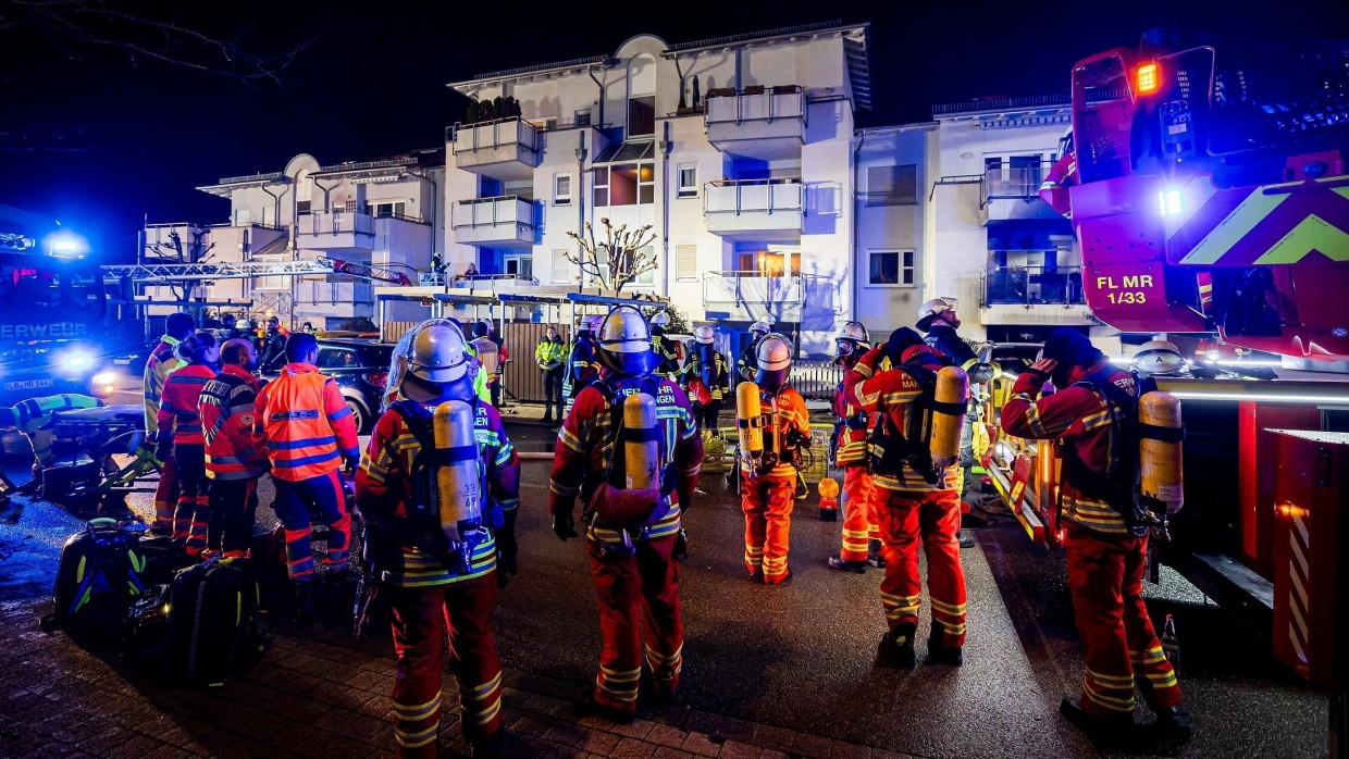 Feuerwehr und Sanitäter sind bei dem Brand in Markgröningen im Einsatz.