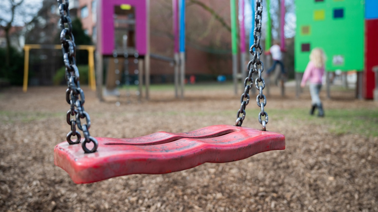 Keine Kinder da: Eine leere Schaukel auf einem Spielplatz.