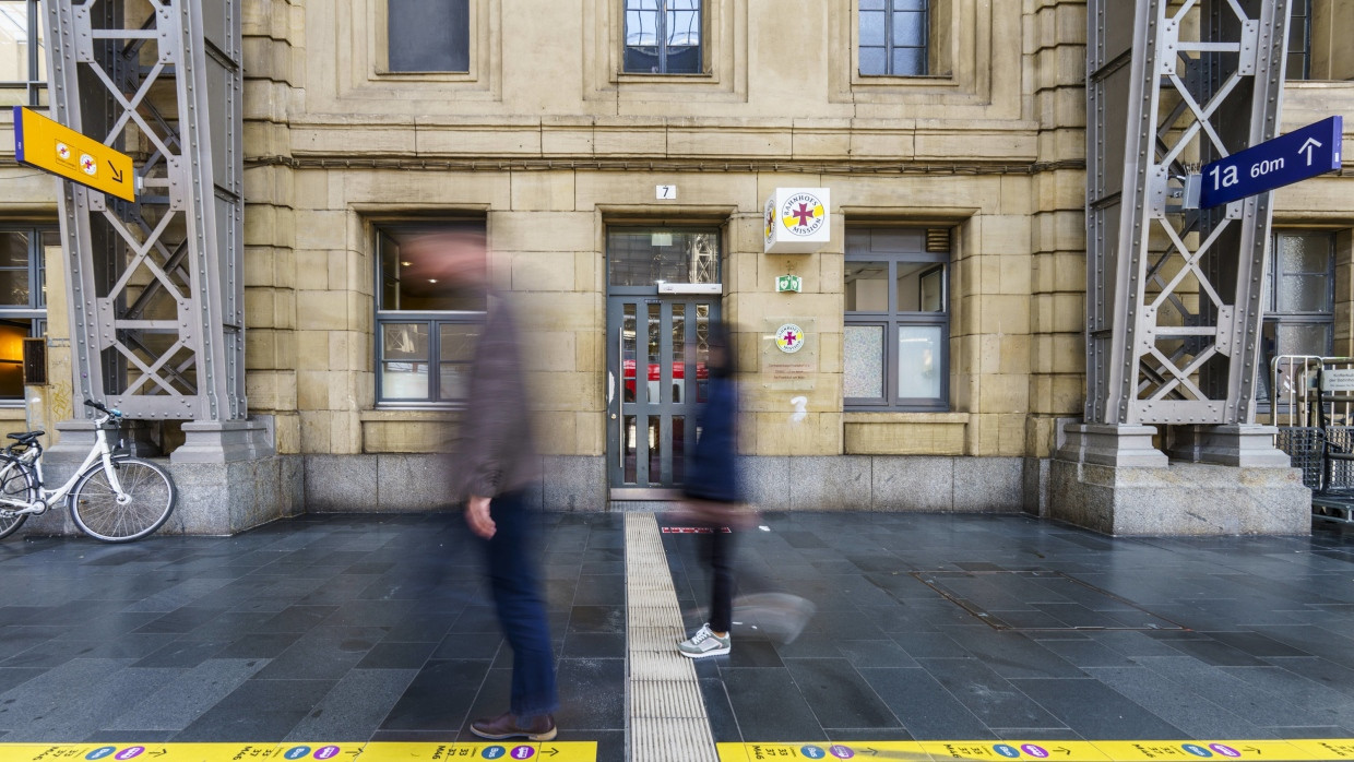 Vor der Bahnhofsmission in Frankfurt attackierte der Verurteilte einen Mann.