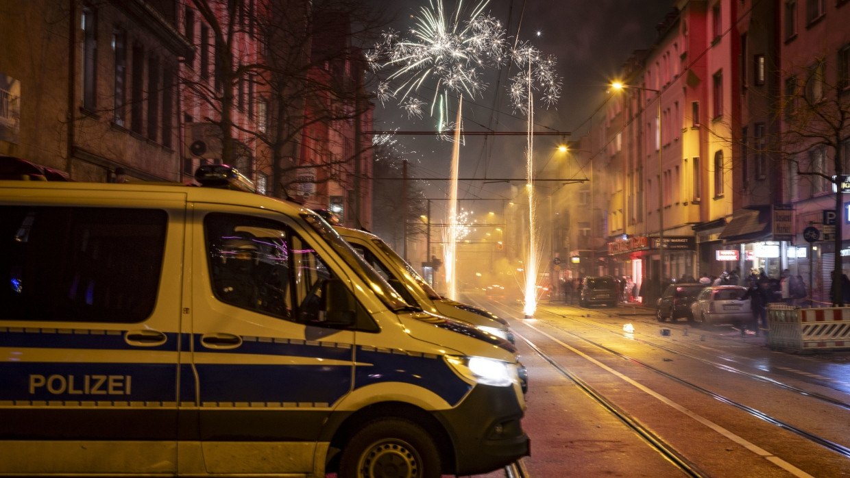 Sicherheitsmaßnahmen: Die Polizei setzt unter anderem auf Verbotszonen und Taschenkontrollen um möglichen Ausschreitungen entgegenzuwirken