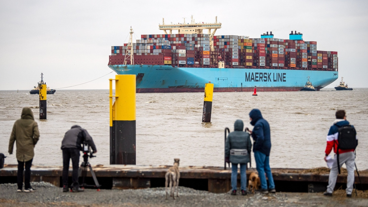 Die „Mumbai Maersk“ fährt begleitet von Schleppern in den Hafen von Bremerhaven ein.