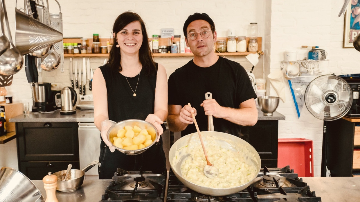 In der Küche lässt sich gut quatschen, auch über Essen: Sänger Axel Bosse und die Schauspielerin Nora Tschirner kochen bei der Podcastaufnahme für „Lecker Mittach“.