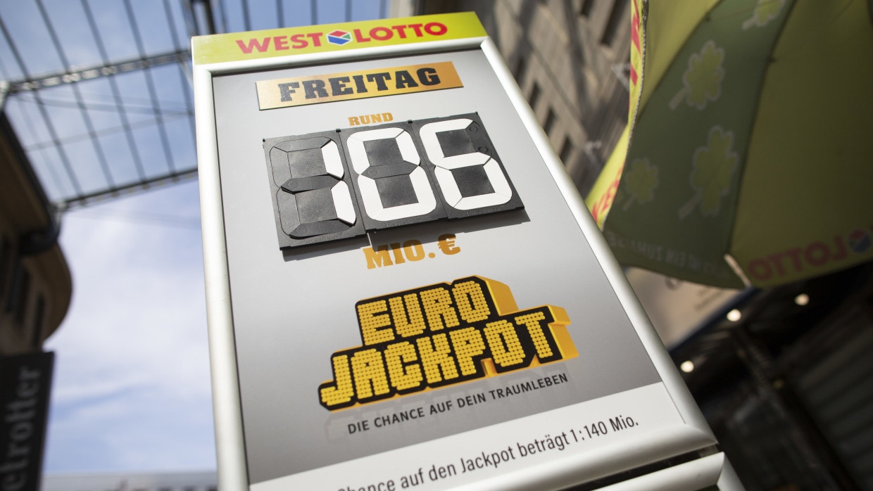 Köln: 106 Millionen Euro im Eurojackpot steht auf einer Tafel vor einer Lotto-Annahmestelle.