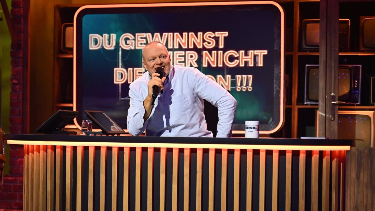 Auch optisch wirkt er unverändert: Stefan Raab feiert mit der brandneuen Quiz-und-Competition-Show „Du gewinnst hier nicht die Million bei Stefan Raab“ sein TV-Comeback.