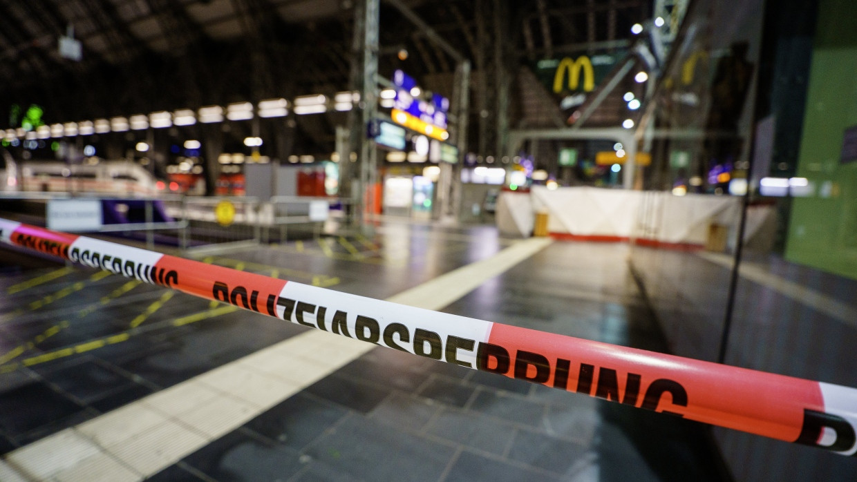 Weitere Tatverdächtige festgenommen: Am Frankfurter Hauptbahnhof hatte im August ein Mann einen anderen Mann erschossen.