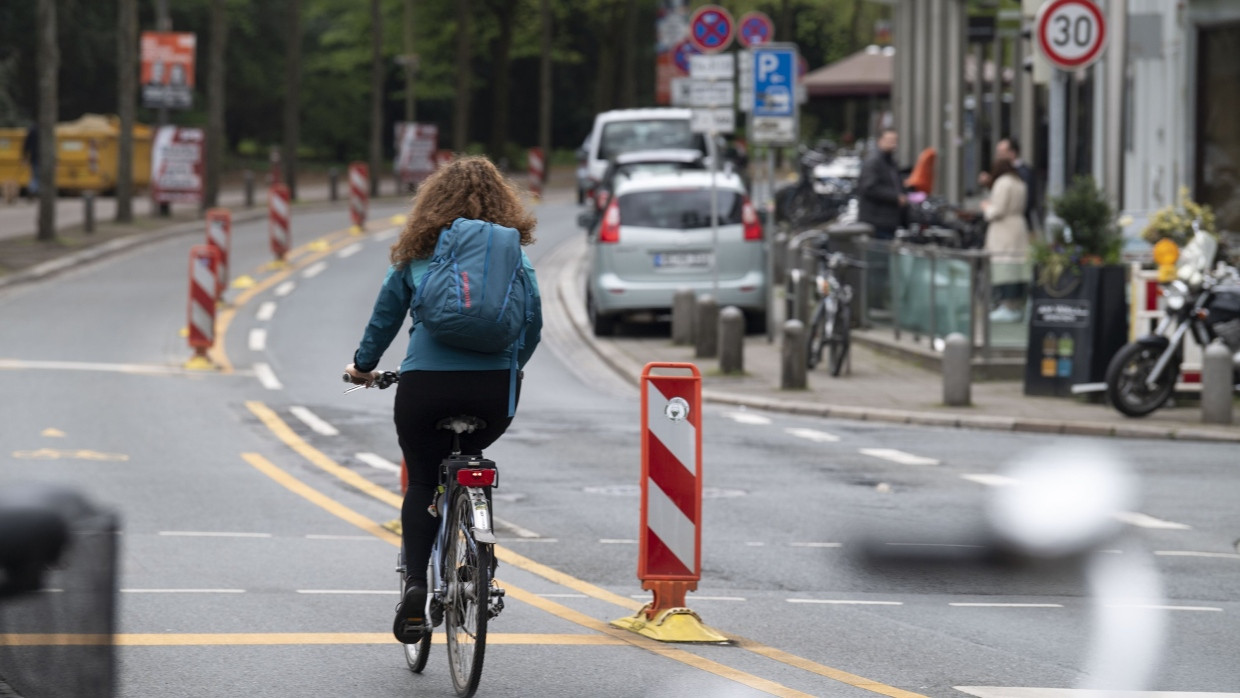 Eine Radfahrerin fährt durch die Bremer Innenstadt. Die Stadt schnitt in einer nicht repräsentativen über Fahrradfreundlichkeit vergleichsweise gut ab.