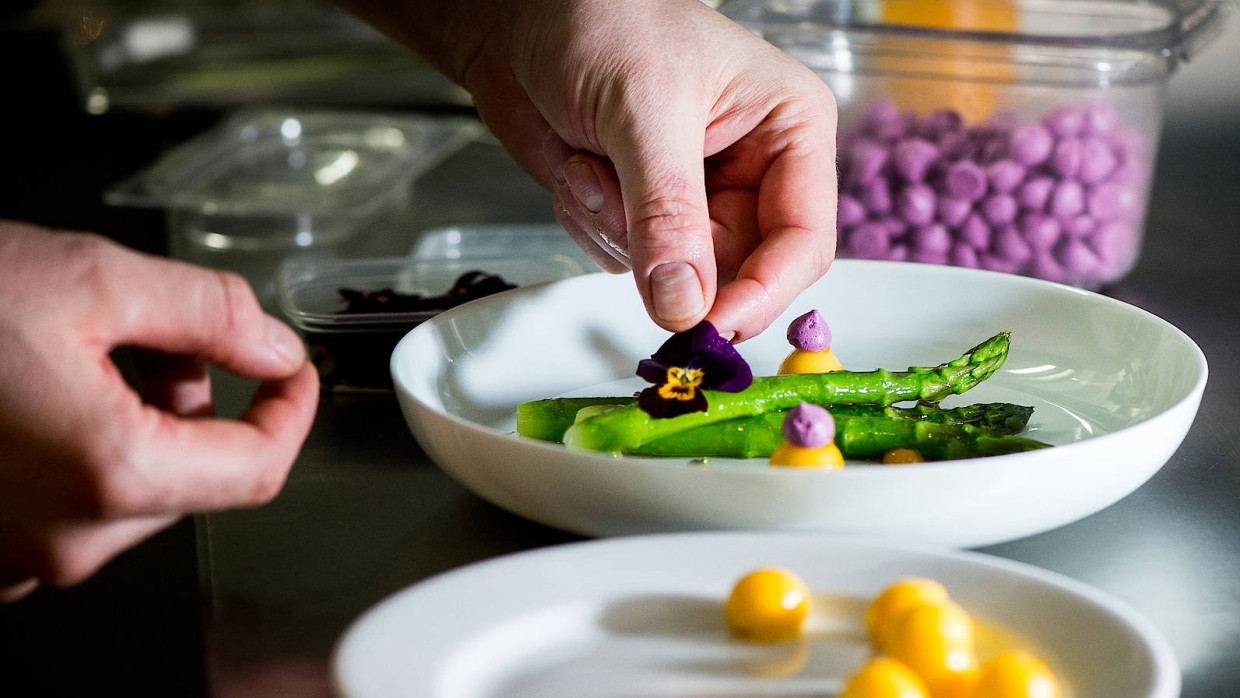 Spargel mit Mango: Das Restaurant Tim Raue schafft den asiatisch-berlinerischen Brückenschlag.