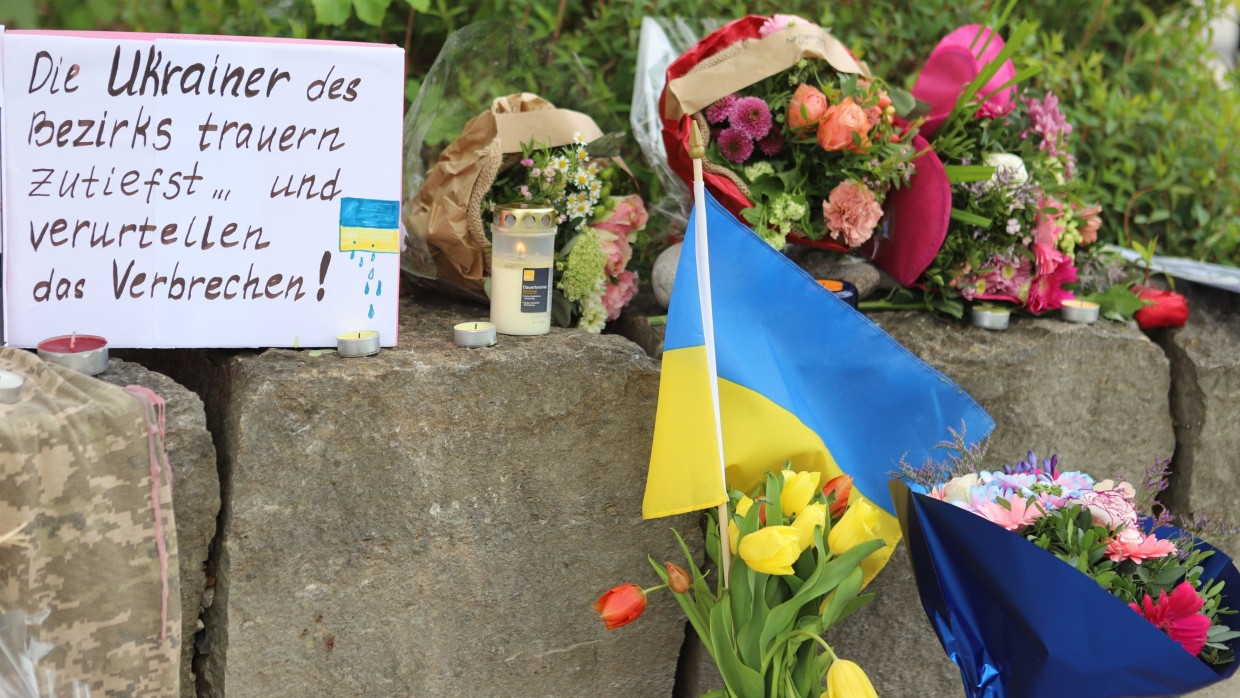 Am Gelände eines Einkaufszentrums, an dem am Samstagabend zwei Männer aus der Ukraine getötet worden sind, wurden Blumen niedergelegt.