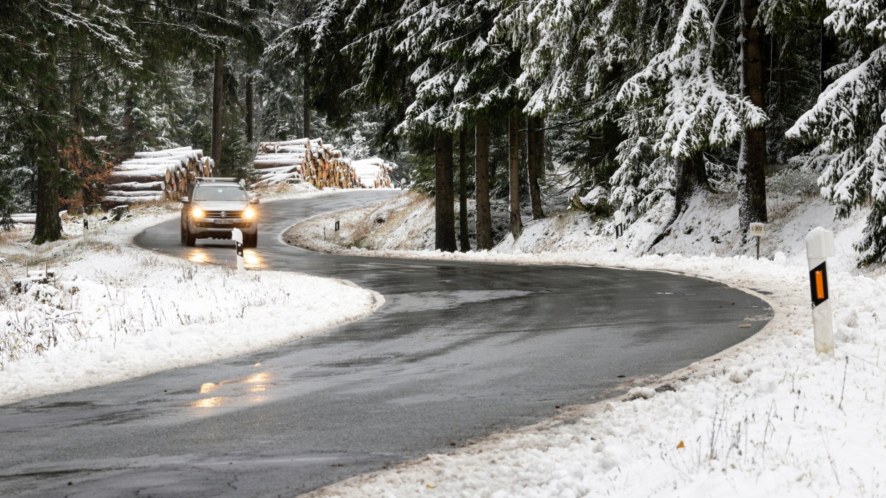 In den Mittelgebirgen kann es dort etwa drei Zentimeter Neuschnee geben.