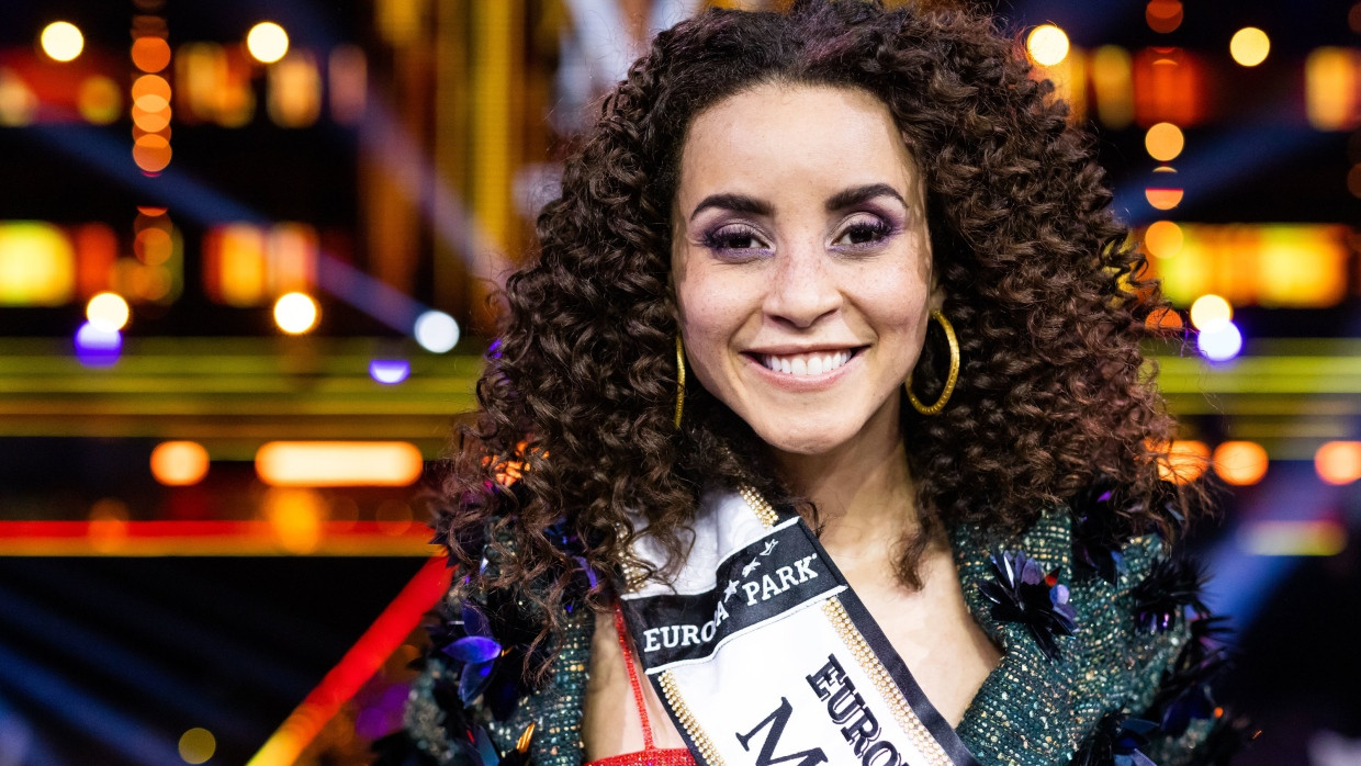 Die neue „Miss Germany“ Domitila Barros lacht nach ihrer Wahl. Elf Kandidatinnen traten im Europa-Park im Finale um den Titel an.