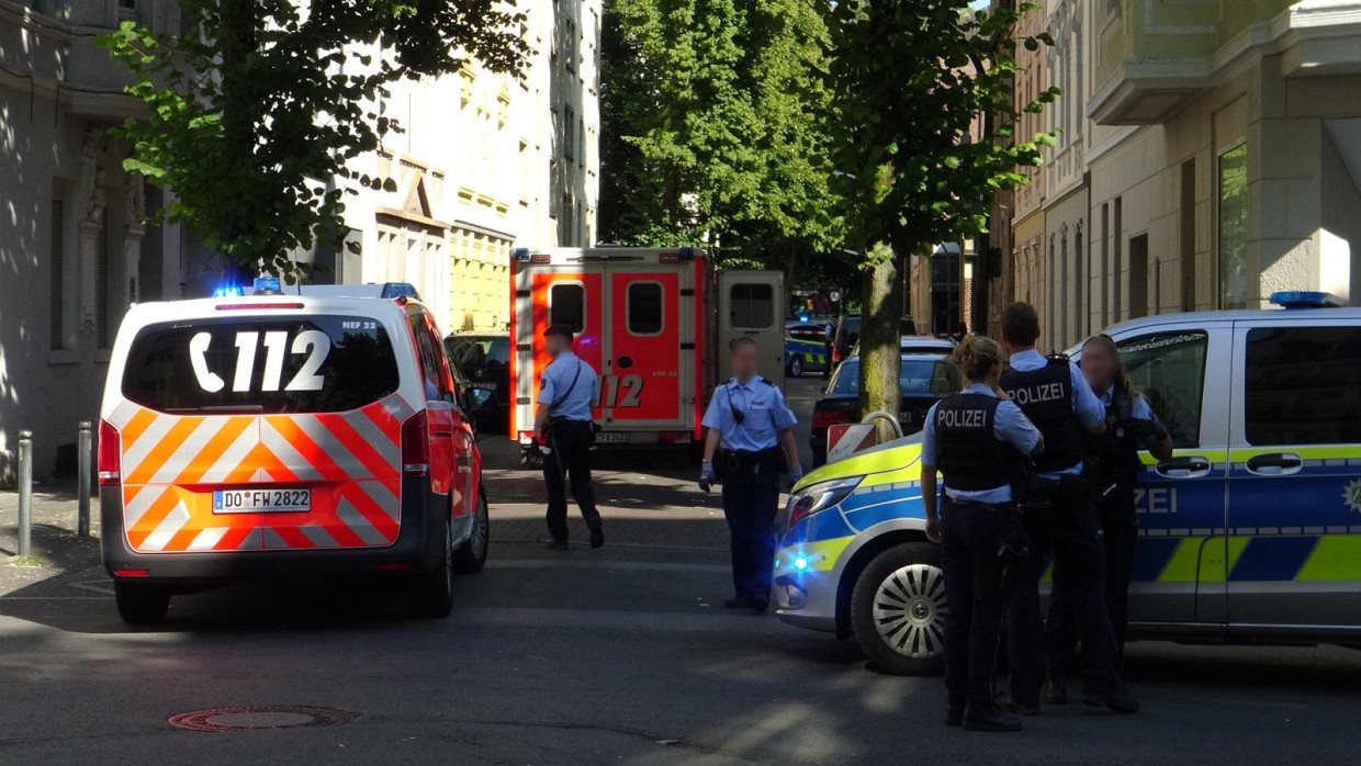 Polizeibeamte sichern den Einsatzort in der Holsteiner Straße in Dortmund.