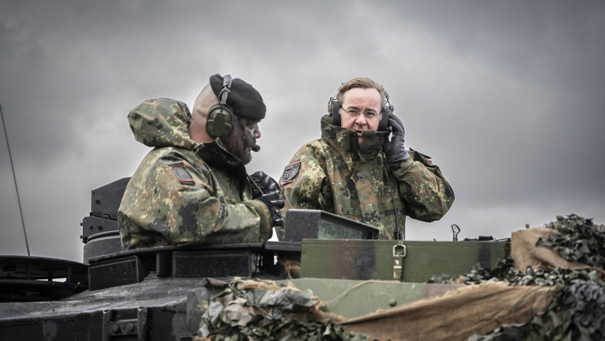 Verteidigungsminister Boris Pistorius informiert sich über die Leistungsfähigkeit des Kampfpanzer Leopard 2 in Augustdorf.