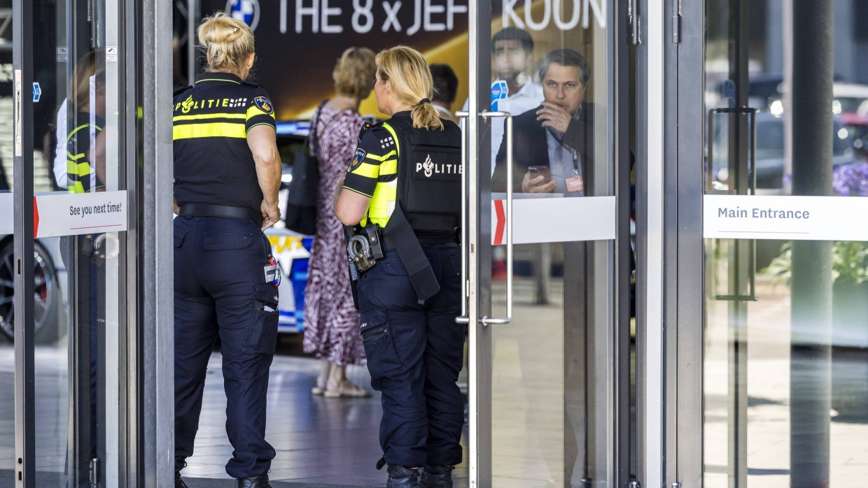 Polizei vor Ort: heute morgen auf der Kunstmesse TEFAF