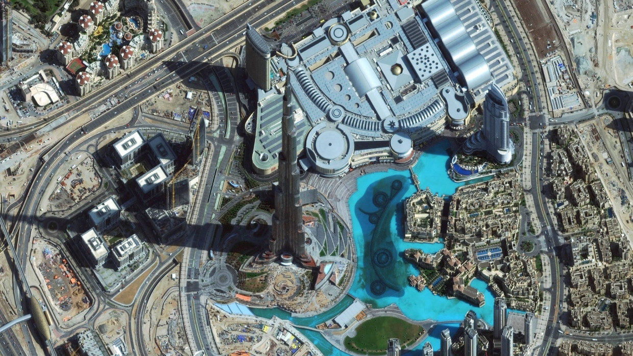 Fotografiert von noch weiter oben: Der Burj Khalifa ragt auch aus Satellitenaufnahmen heraus.