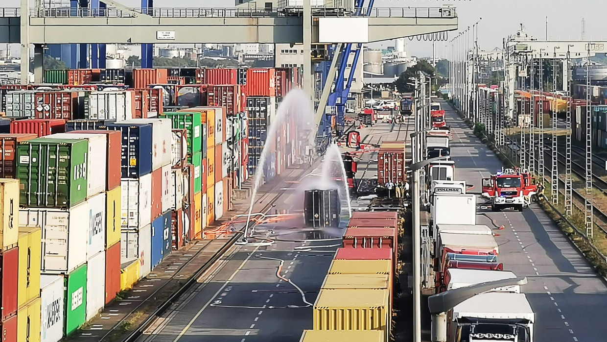 Die Feuerwehr kühlt eine Container, der mit 200 Fässern Hydrosulfit gefüllt ist, nach einem Chemieunfall im Mannheimer Mühlauhafen.