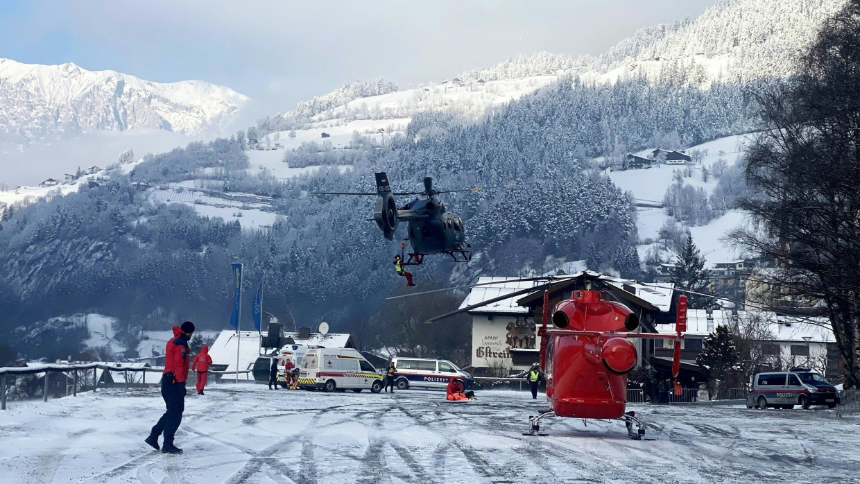 Einsatzkräfte sind beim Rettungseinsatz in Ötz zu sehen.