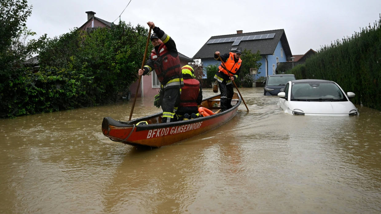 Im österreichischen Rust im Tullnerfeld sind am Montag Feuerwehrkräfte im Einsatz.