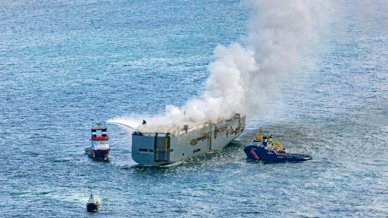 Das brennende Frachtschiff in der Nordsee hat unter anderem rund 500 Elektrofahrzeuge geladen.