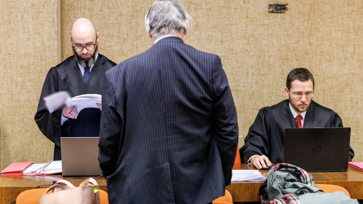 Der Angeklagte Rainer Otto Z. mit seinen Verteidigern Mathias Grasel (rechts) und Deniz Aydin (links) vor der Prozesseröffnung in München.