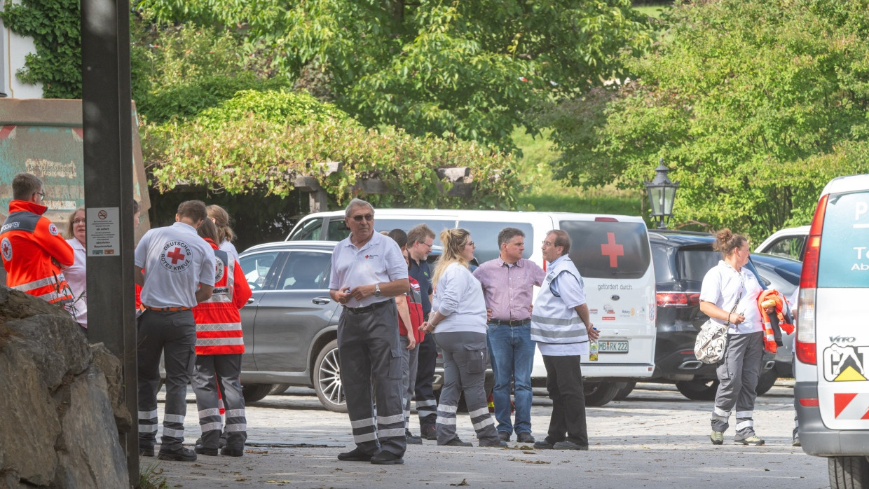 Diverse Helfer haben bei der Rettungsaktion auf dem Gelände eines Entsorgungs- und Recyclingunternehmens in Weyarn in Oberbayern teilgenommen.