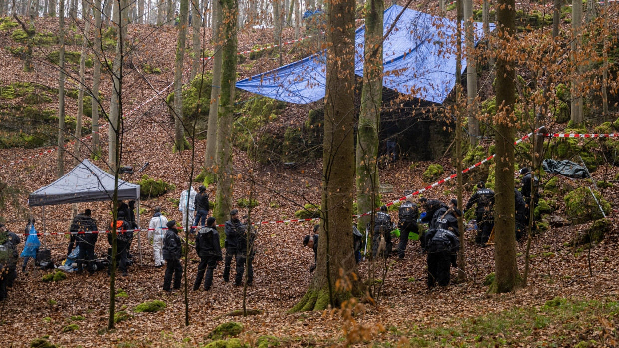 Polizisten suchten im März 2022 ein Waldgebiet ab, in dem in einer Felsspalte Knochen von Sonja Engelbrecht gefunden worden waren.