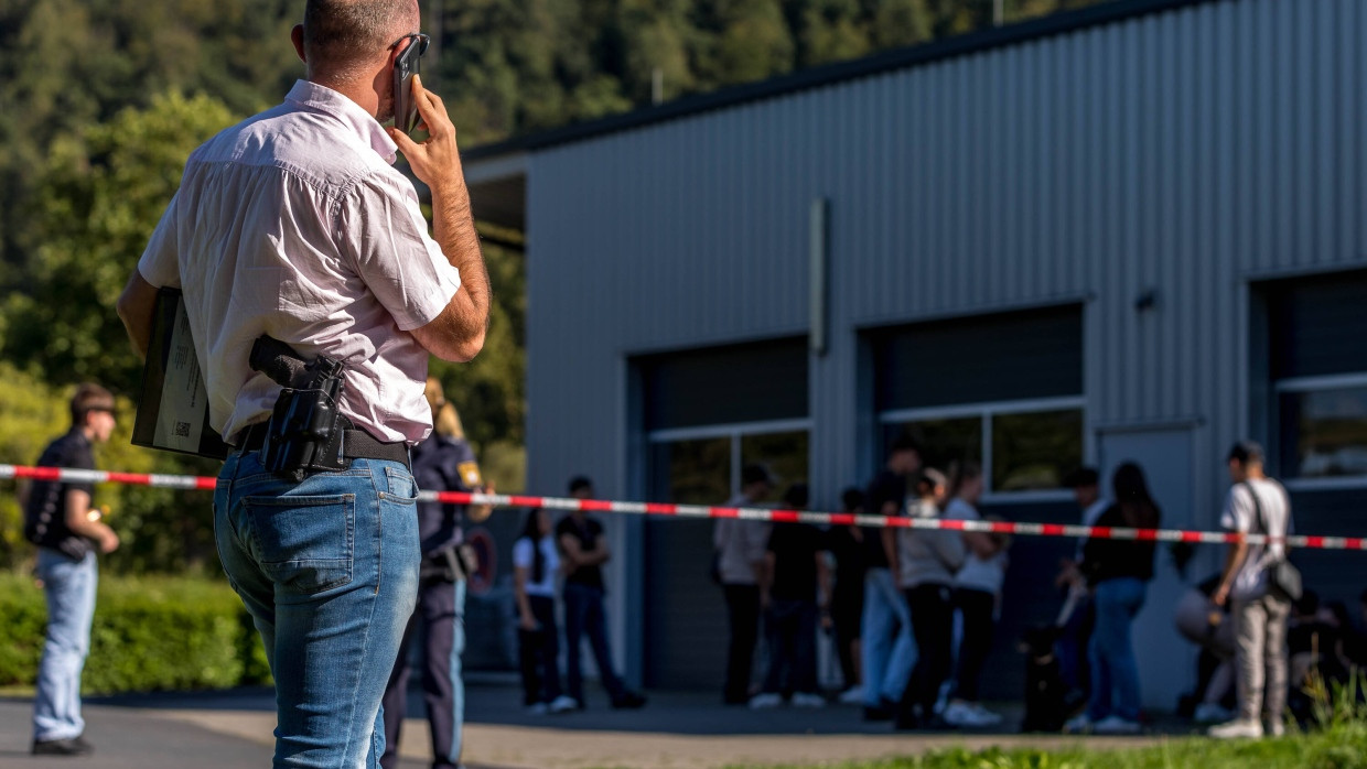 Eine Gruppe trauernder Jugendlicher hat sich am Samstag vor dem Schulgelände versammelt.