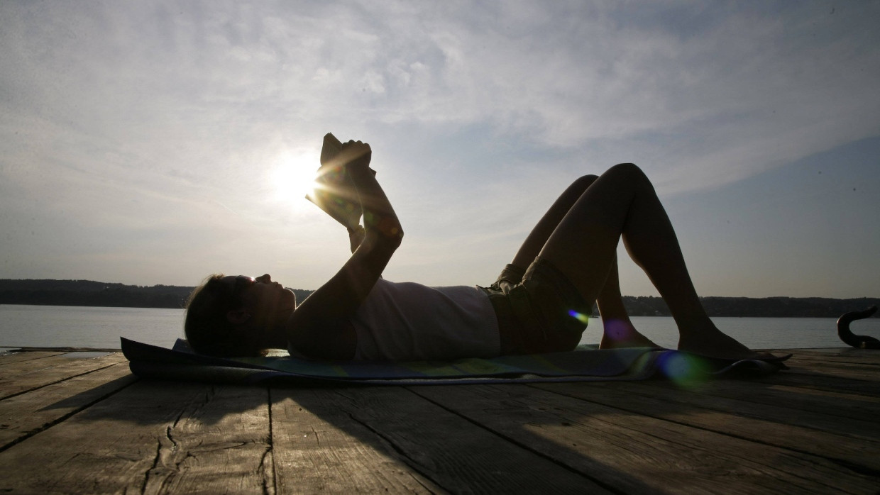 Schon wie diese Urlauberin am Starnberger See die Lektüre für die Ferien zusammengestellt? Unser Autor Tilman Spreckelsen hat noch einige Empfehlungen, die in die Urlaubstasche gehören.