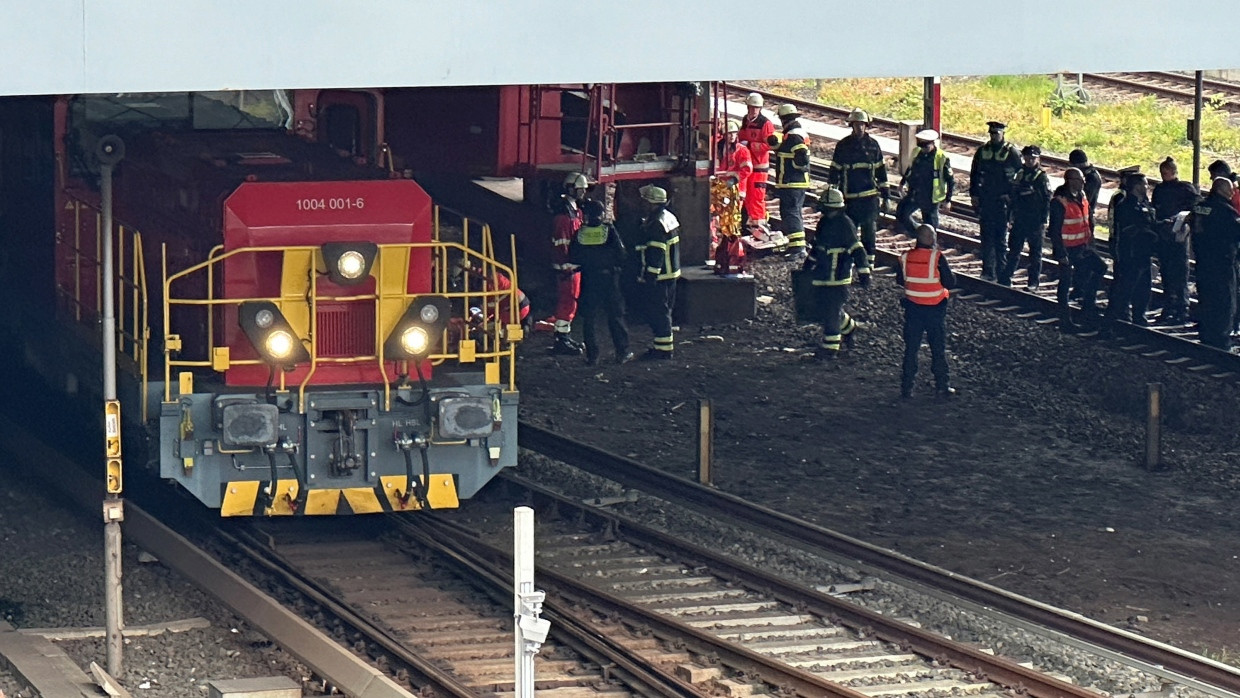 Rettungsfahrzeuge sind am Hamburger Hauptbahnhof im Einsatz, nachdem ein kleiner Bauzug entgleiste.