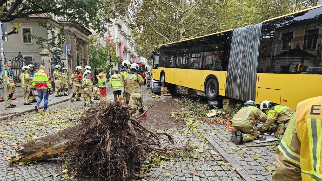 Nach einem Busunfall mit 30 Verletzten in Dresden helfen Berufsfeuerwehr und mehrere Notzärzte vor Ort.