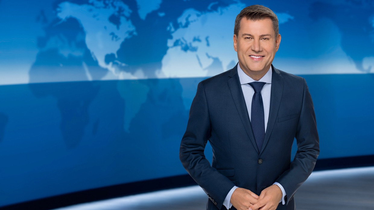 In welche Richtung neigt er sich? Jens Riewa von der „Tagesschau“.