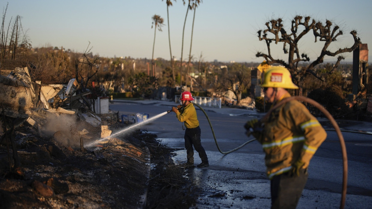 Feuerwehrmänner bei den Löscharbeiten im Stadtteil Pacific Palisades.