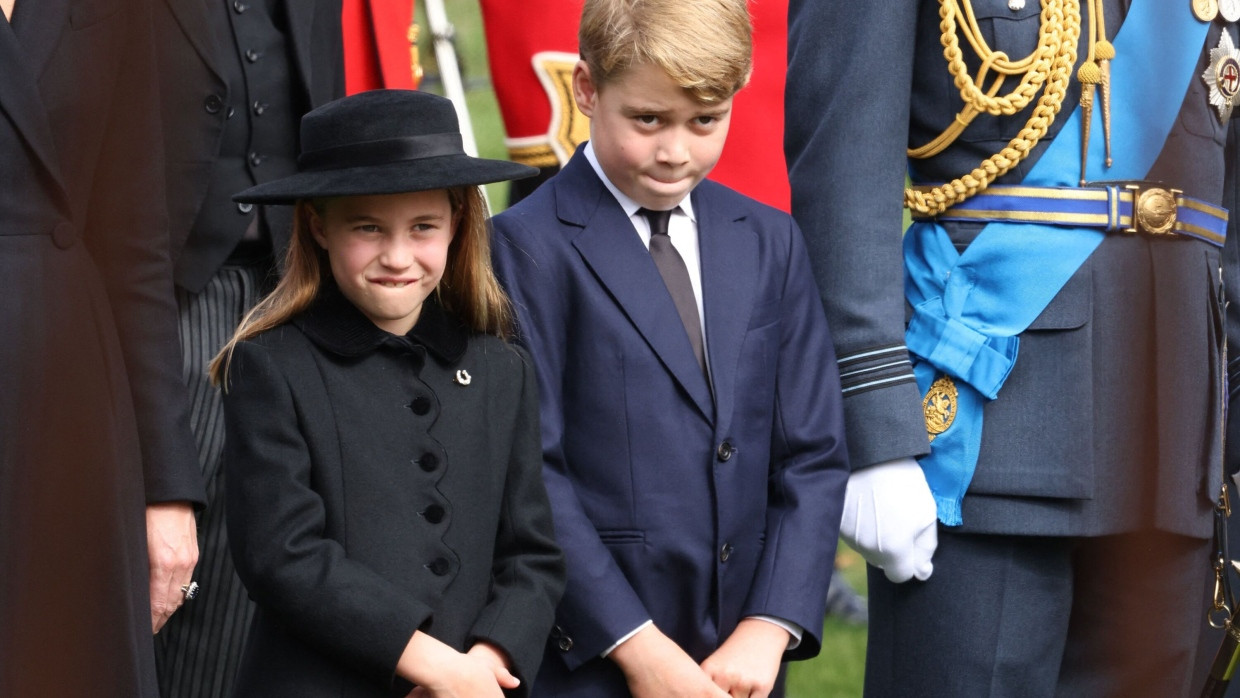 Prinz George und Prinzessin Charlotte nehmen am Staatsbegräbnis und der Beisetzung der britischen Königin Elisabeth II. teil.