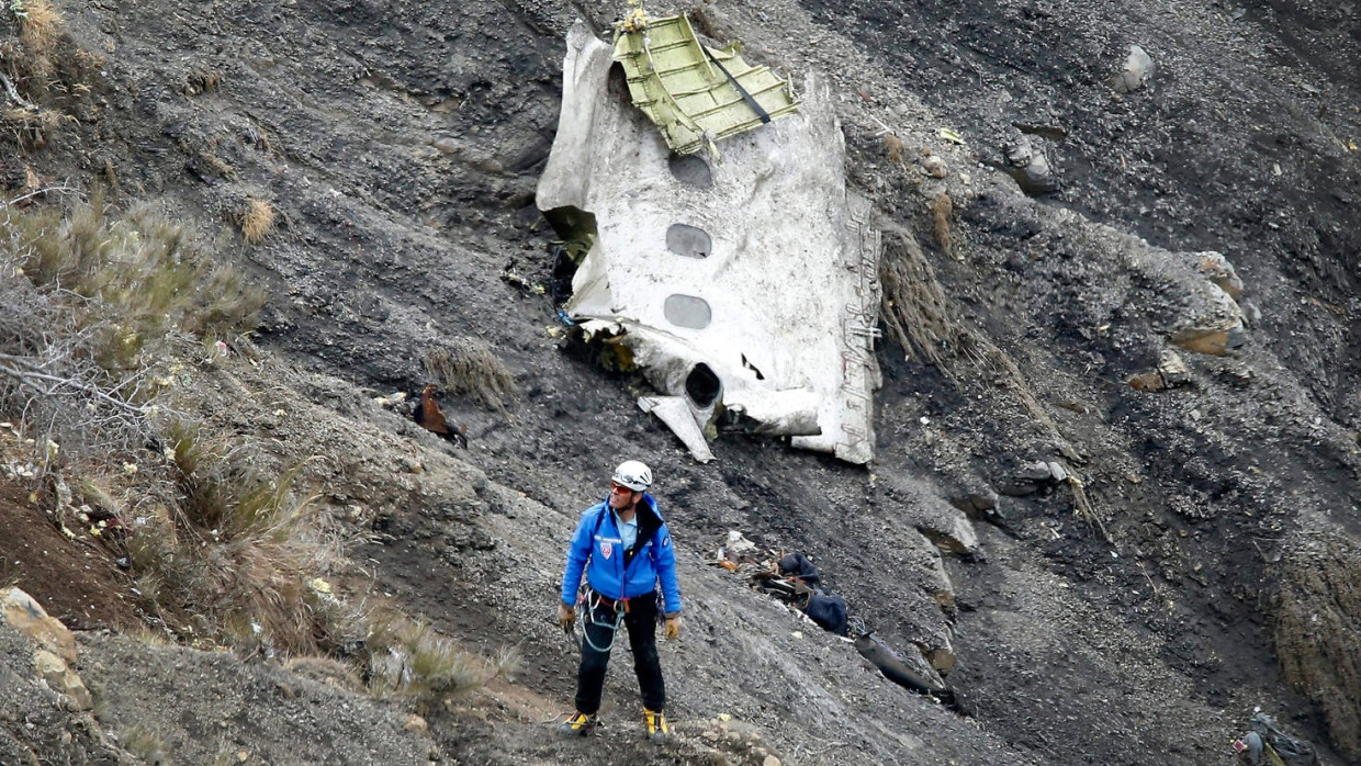 Ein Rettungsarbeiter im März 2015 an der Unfallstelle. Knapp ein Jahr später wollen amerikanische Anwälte die Flugschule verklagen, die Andreas Lubitz ausgebildet hatte.