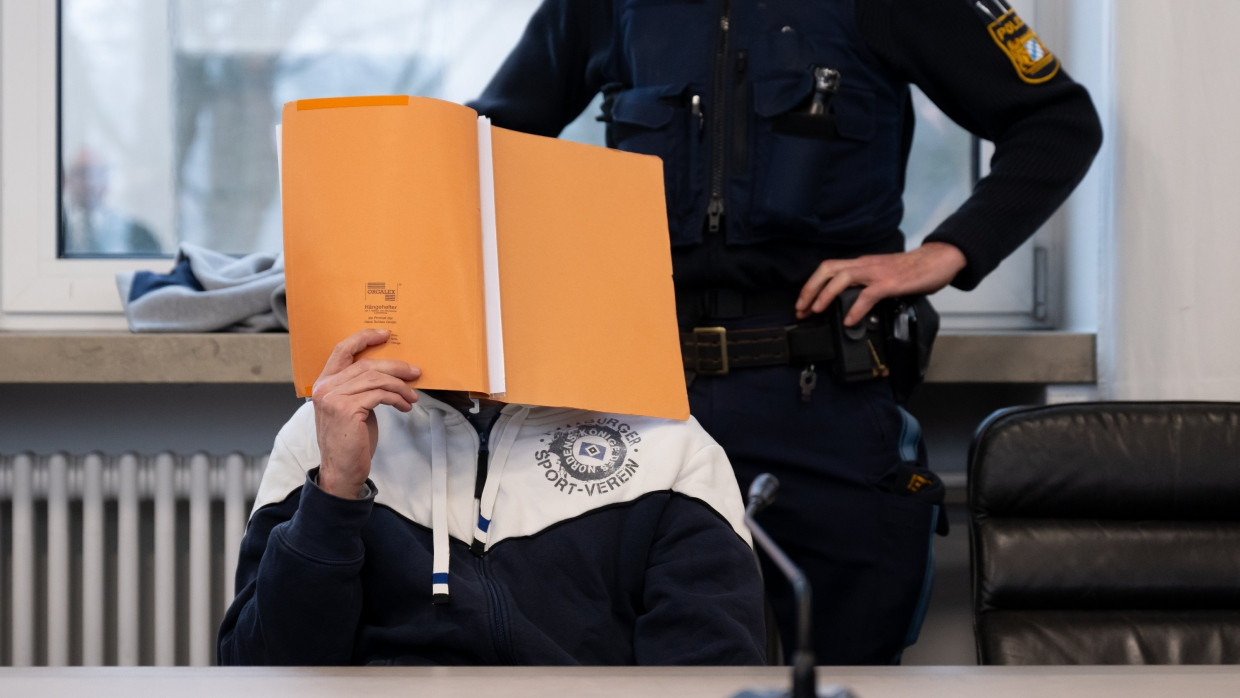 Einer der vier Angeklagten am Dienstag vor Prozessbeginn im Saal des Landgerichts Ingolstadt