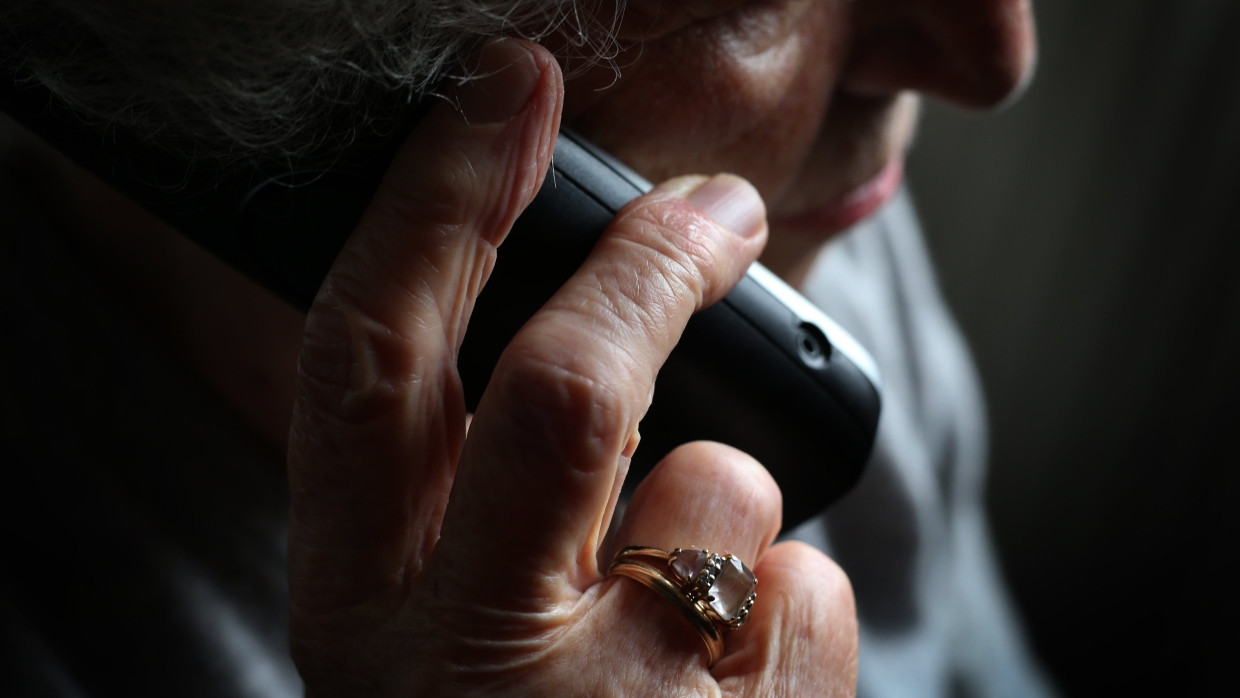 Telefonbetrug: Falsche Polizisten betrügen Seniorin um sechsstelligen Vermögensbetrag (Symbolbild)