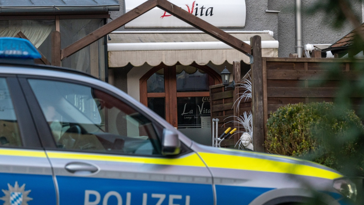 Ein Polizeifahrzeug steht vor dem Lokal in Weiden in der Oberpfalz., in dem die acht Männer feiern wollten.