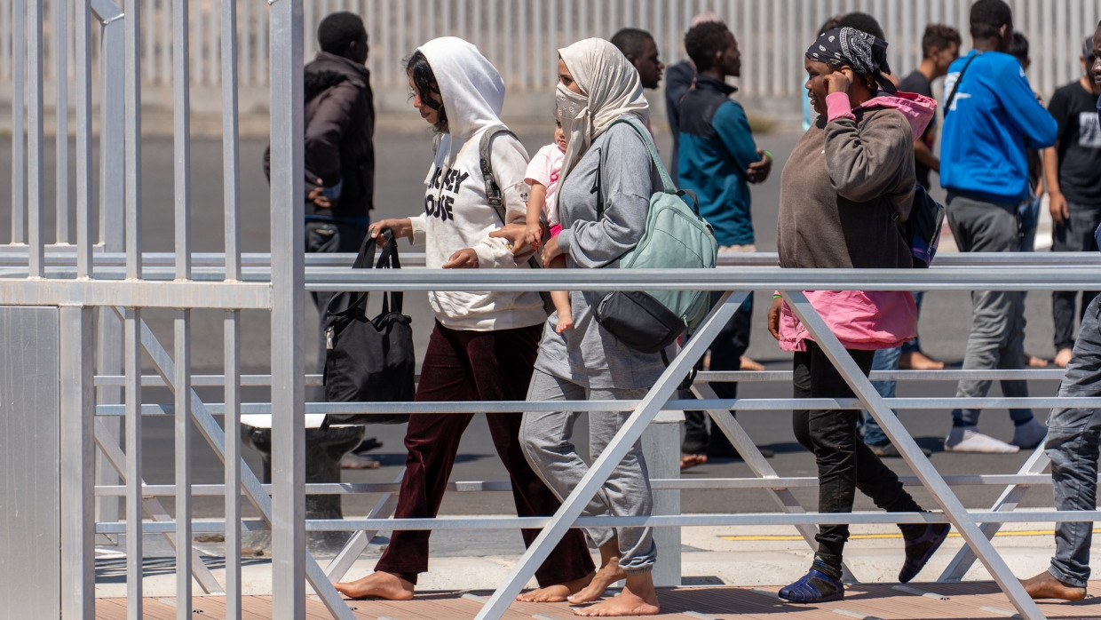 Migranten nach der Rettung auf der zu Spanien gehörenden Insel Lanzarote