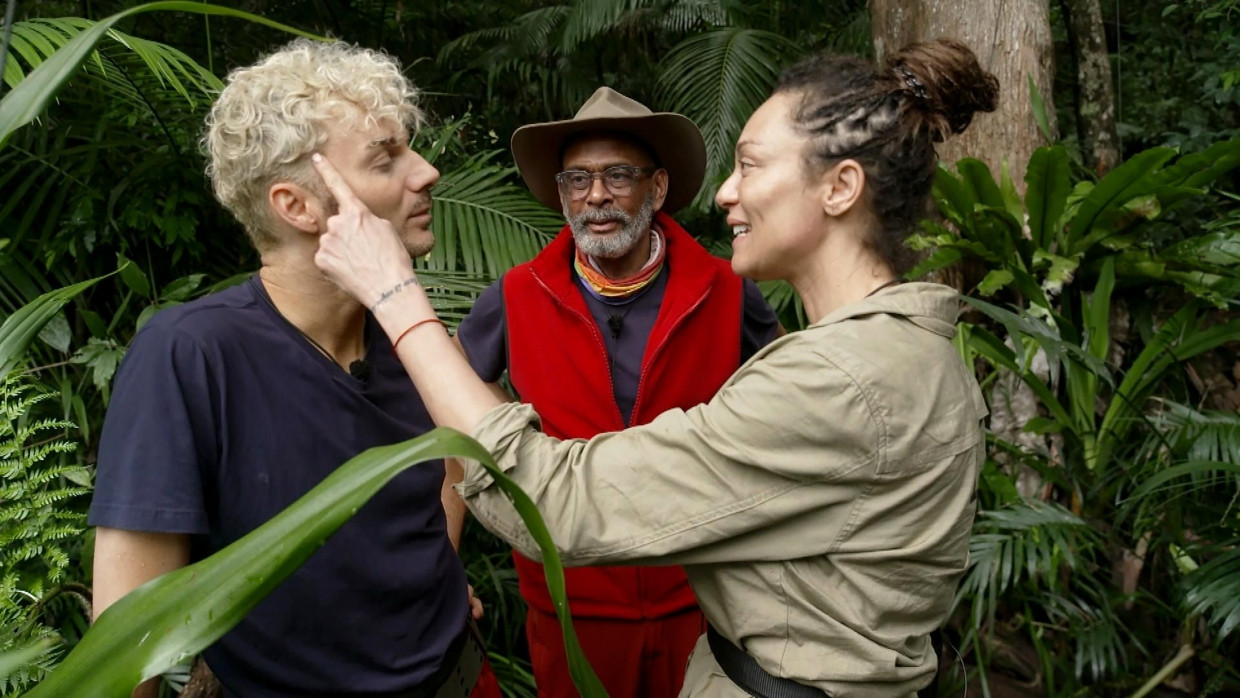 Schon ein hoffnungsloser Fall? Sam Dylan (links) muss zur Dschungelprüfung. Lilly Becker und Pierre Sanoussi-Bliss begleiten ihn.