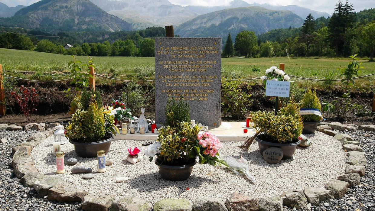 Ein Gedenkstein in den französischen Alpen erinnert an den Flugzeugabsturz vor zwei Jahren. Der Kopilot hatte ihn absichtlich herbeigeführt.