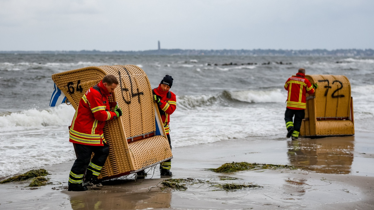 Ein Strandkorbvermieter hatte seine Strandkörbe nach Ende der Saison offenbar vergessen – die Feuerwehr rettete die guten Stücke aus den Fluten.