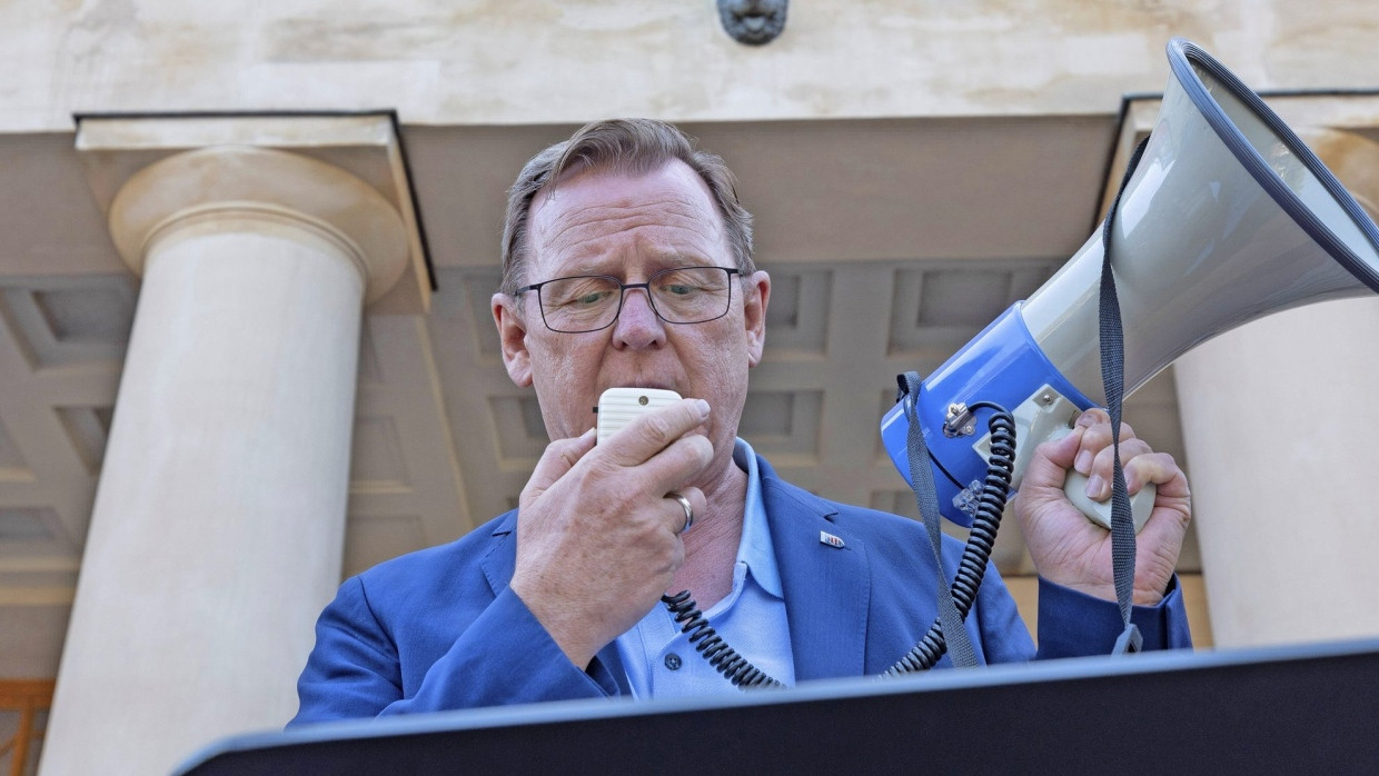 Bodo Ramelow verliest auf dem Weimarer Theaterplatz Namen von Menschen, die im KZ Buchenwald umgebracht wurden.Foto Imago