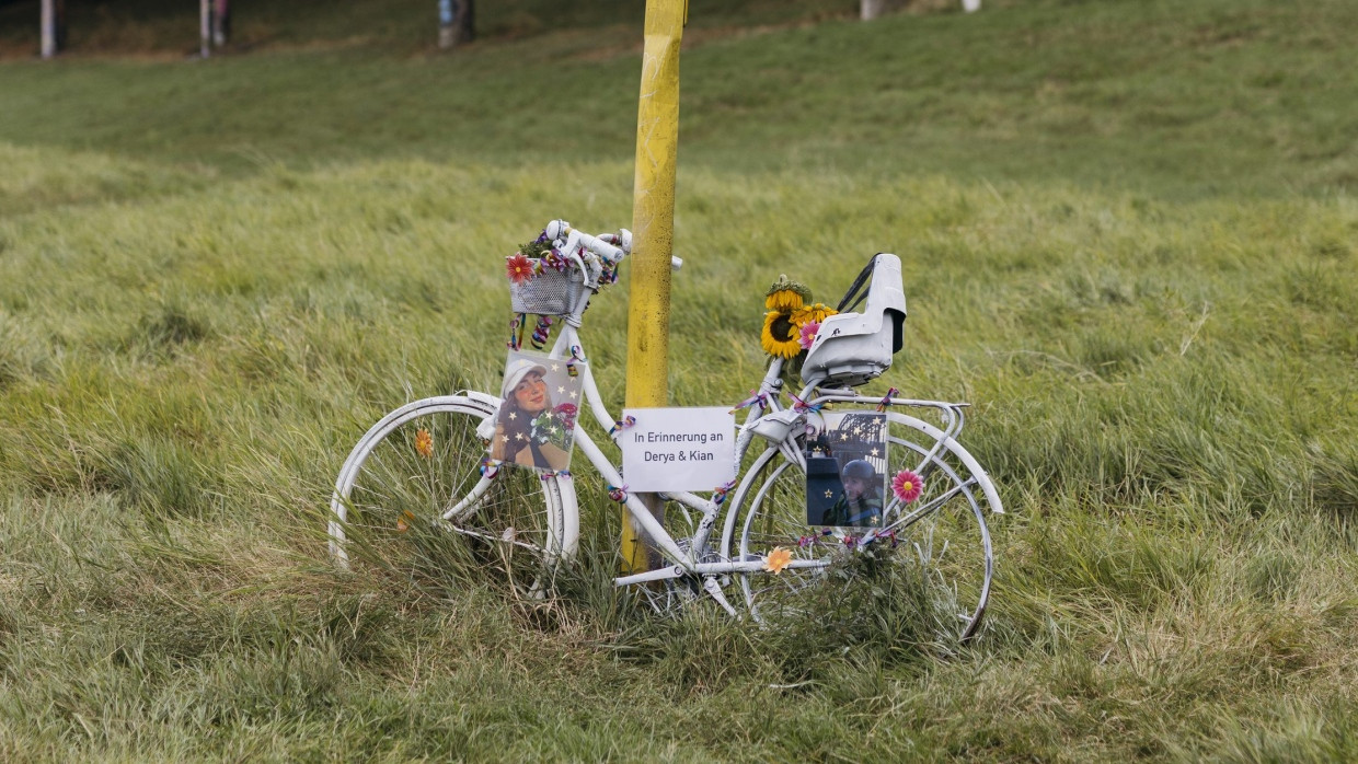 Am Tatort in Köln-Niehl erinnert Deryas Fahrrad an sie und ihren Sohn Kian. Angehörige haben es mit Blumen und Fotos geschmückt.