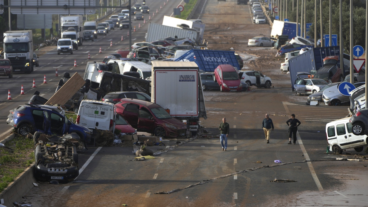 Spanien, Valencia: Auf einer Autobahn stapeln sich Fahrzeuge, die von den Fluten weggeschwemmt wurden.