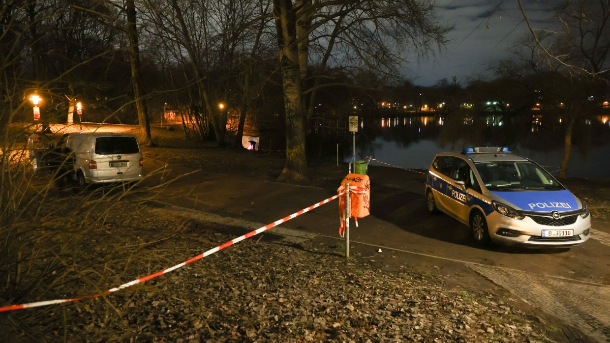 Fahrzeuge der Polizei stehen am Ufer des Weißen Sees in Berlin-Pankow.