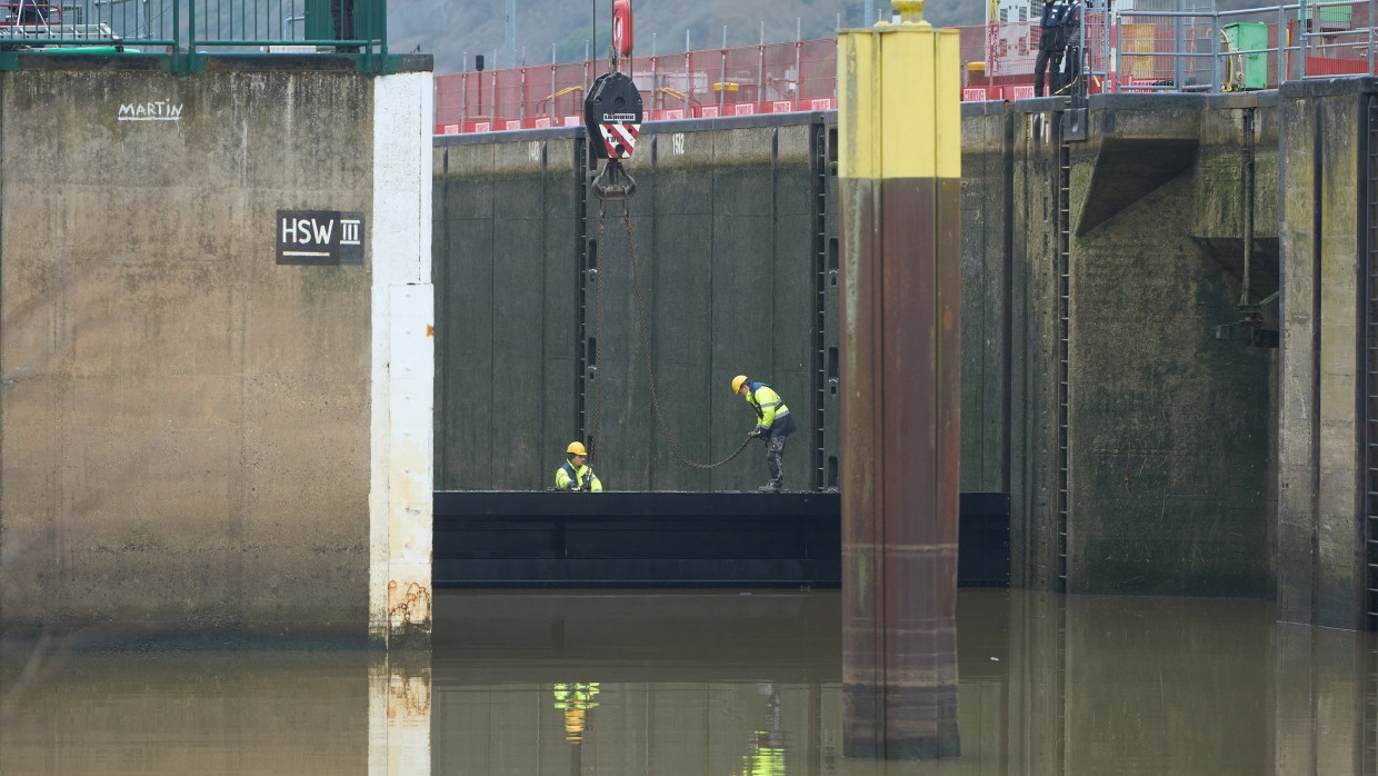 Anfällige Infrastruktur: Die Reparatur der beschädigten Schleuse an der Mosel ist aufwendig.