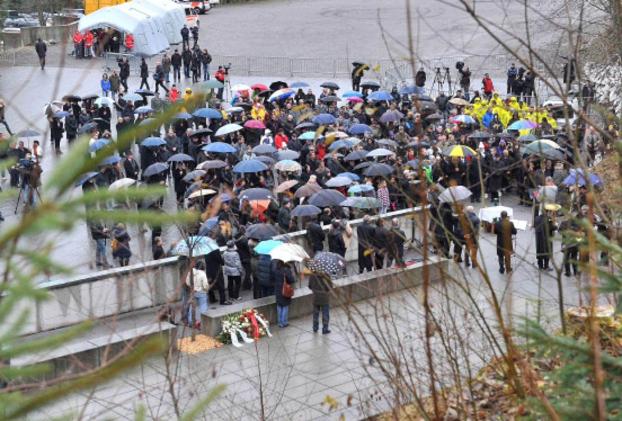 Rund 200 Menschen, unter ihnen auch Überlebende und Helfer von damals, nahmen an der Gedenkfeier teil