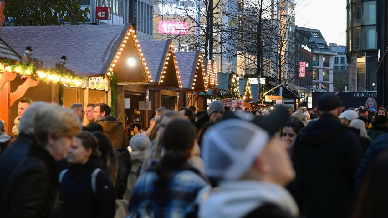 Menschen auf dem Düsseldorfer Weihnachtsmarkt. Wegen einer Drohung wurde er am Montagabend geräumt.