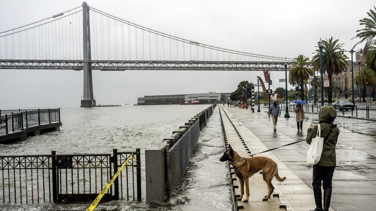 Wasser aus der Bucht von San Francisco schwappt auf den Embarcadero in San Francisco, als Folge von Hochwasser und sturmbedingten Wellen.