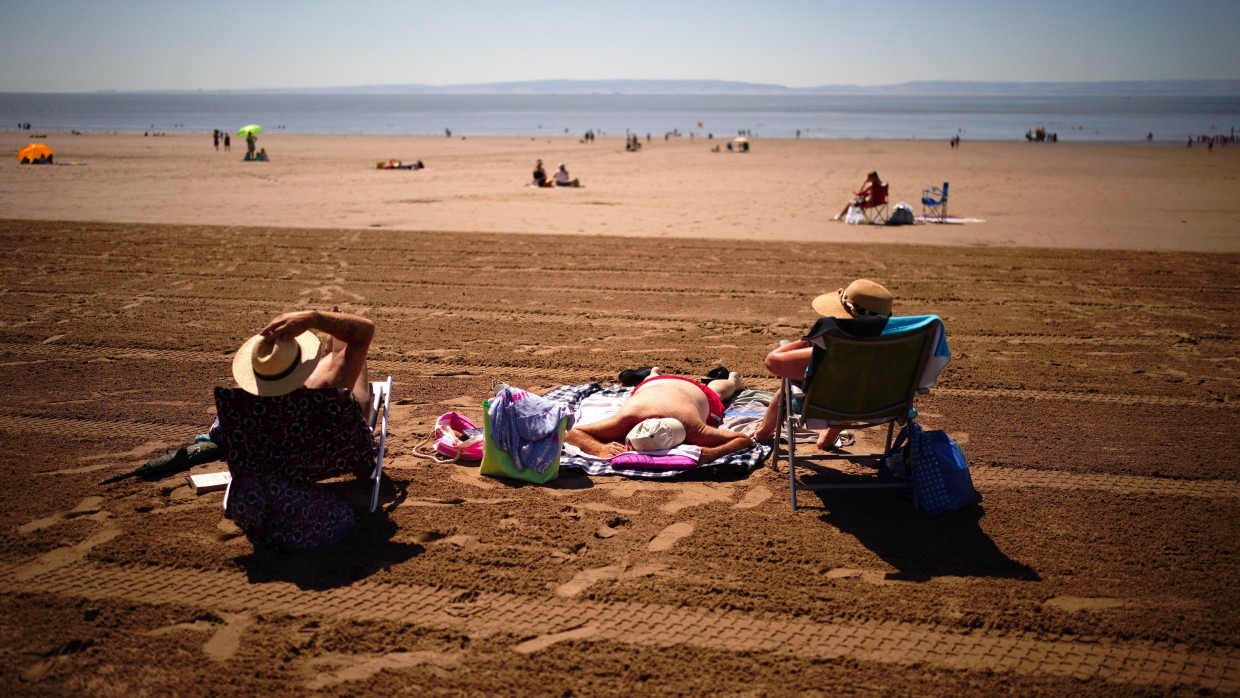 Menschen am Strand von Barry Island.