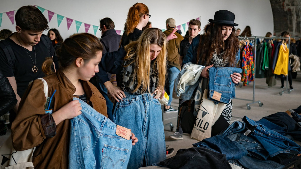 Nachhaltig unterwegs in der Hoffnung auf Schnäppchen - Besucherinnen auf einem Vintage-Flohmarkt in Frankfurt.